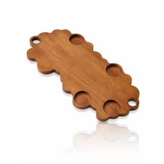 Wolkvormige bruine houten serveerplank met snackvakjes