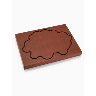 Donkere massief houten serveerplanken met decoratieve gefreesde wolk