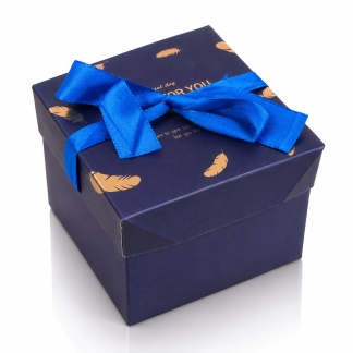 Donkerpaarse geschenkdozen met gouden opdruk en satijnen lint – 10,5 x 10,5 cm